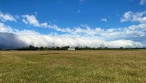 Un nuage d'orage engloutit tout sur son passage - Canterbury Aerodrome