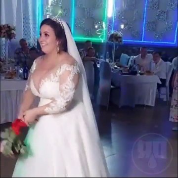 Trois femmes sur le même bouquet de la mariée... aucune ne veut lacher