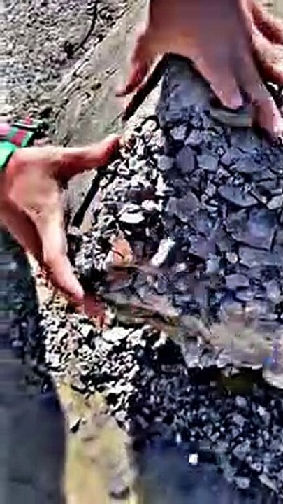 Un rocher s'effrite en petits cailloux... incroyable