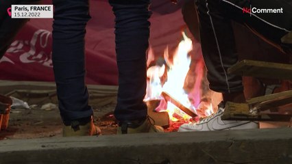 Paris'te barınacak yeri olmayan yüzlerce göçmen sokaklarda yatıyor