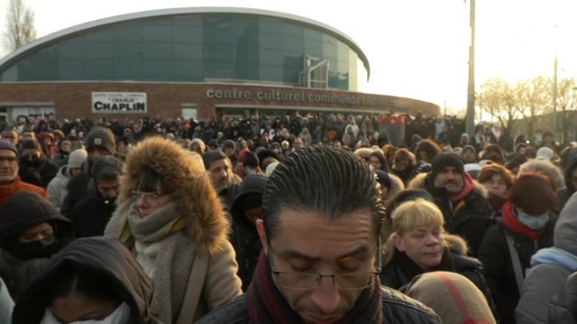 Vaulx-en-Velin : des centaines de personnes rassemblées en hommage aux victimes de l'incendie