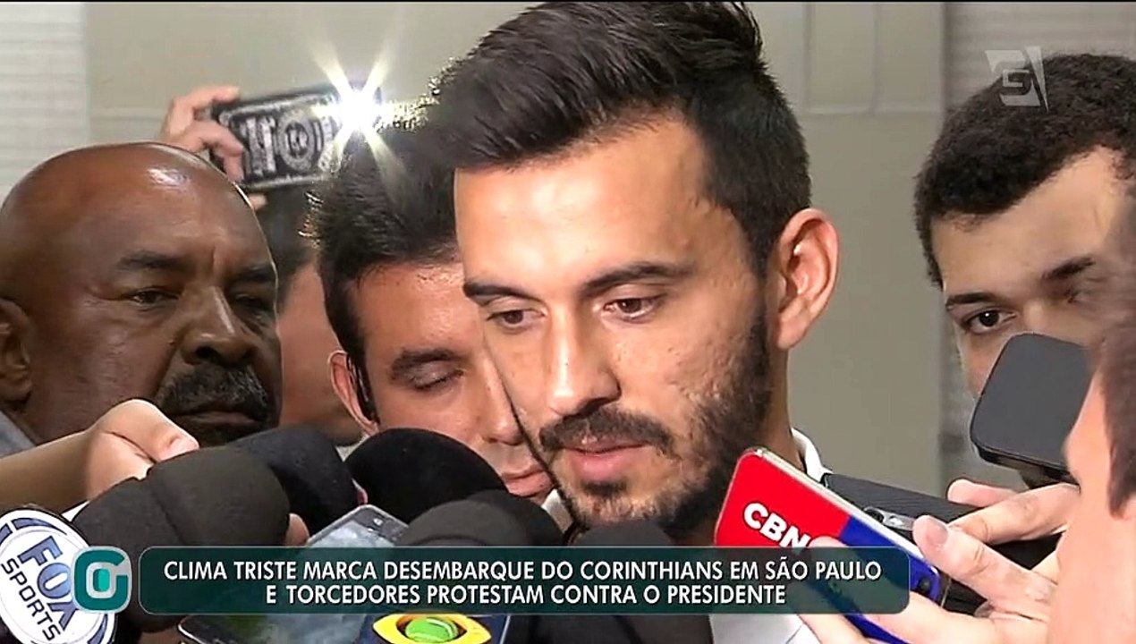 Torcedores protestam contra a diretoria do Timão em desembarque pós eliminação