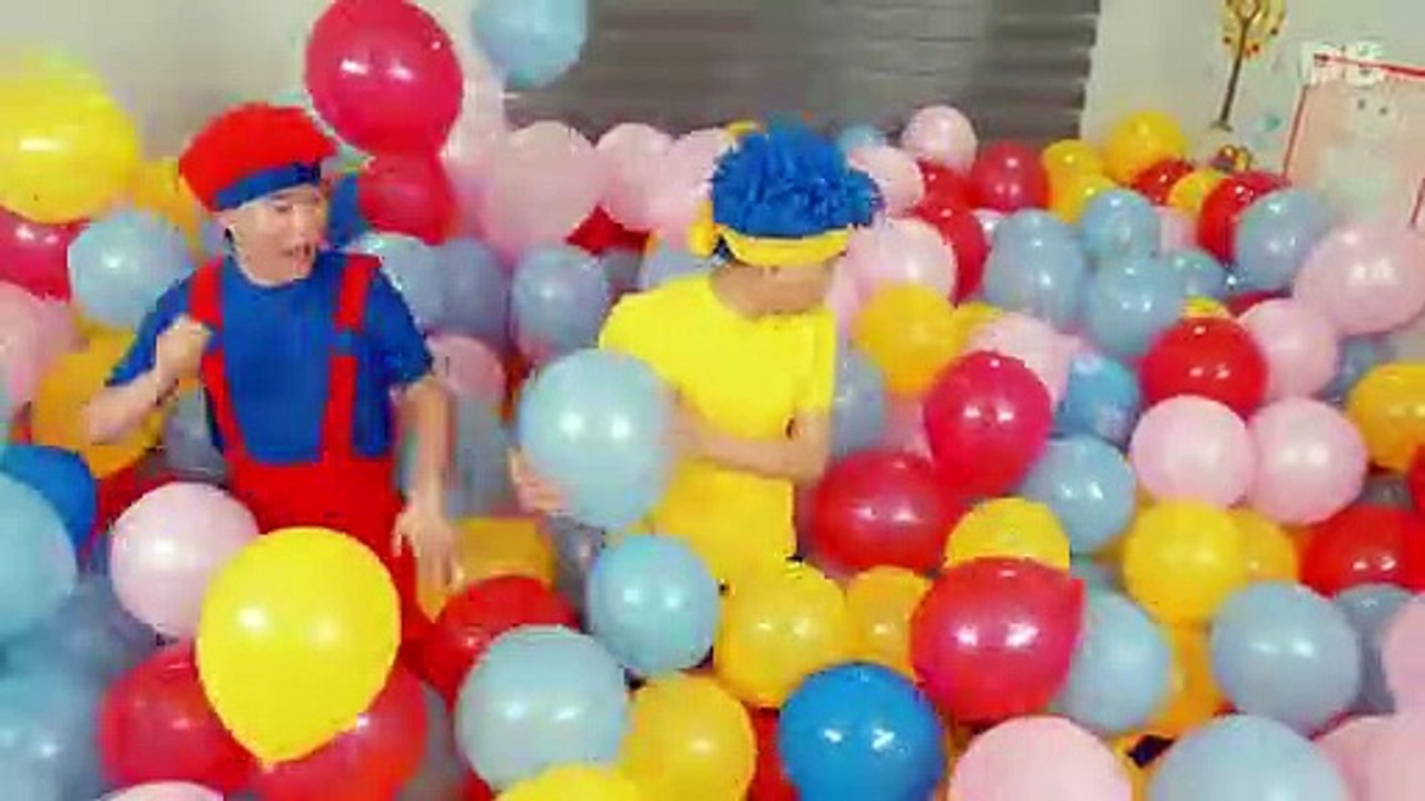 Playing_and_Learning_with_Balloons_|_D_Billions_VLOG_English(360p)
