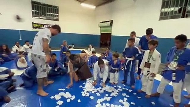 Vencedor de sorteio do projeto Anjos do Tatame devolve bicicleta para entidade