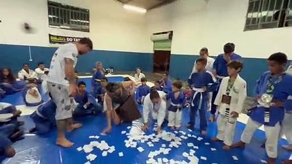 Vencedor de sorteio do projeto Anjos do Tatame devolve bicicleta para entidade