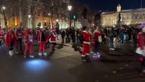 Londra'da çok sayıda kişi Noel Baba kıyafeti giyerek paten sürdü