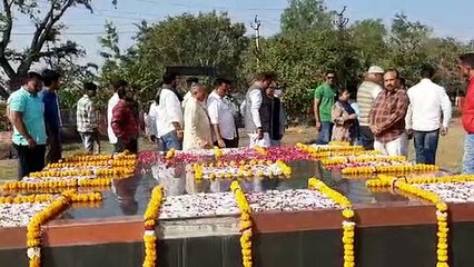 वागड़ के विकास पुरूष का स्मरण, प्रतिमा पर पुष्प अर्पित