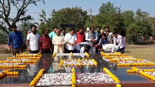 वागड़ के विकास पुरूष का स्मरण, प्रतिमा पर पुष्प अर्पित