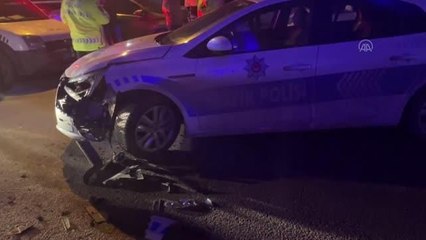 Ehliyetsiz sürücü yönetimindeki otomobil polis aracına çarptı