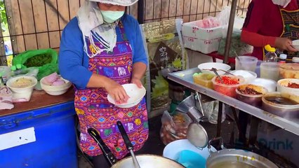 Video herunterladen: One WOK Chef Speed Cooking _ Thai Bangkok street food