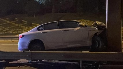 Ataşehir'de bariyerlere çarpan otomobilin sürücüsü yaralandı