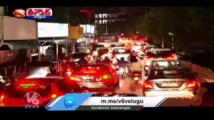 Police In Challan Busy While People Facing Problems With Traffic _ V6 Teenmaar (1)