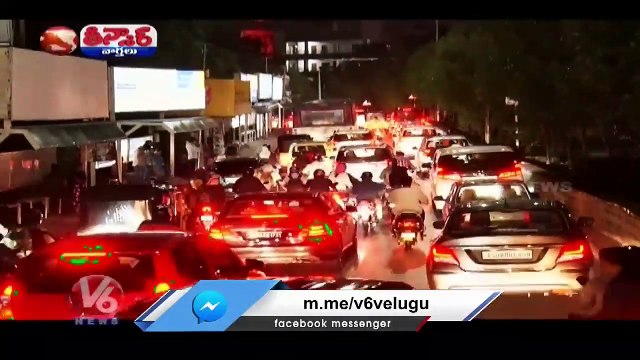 Police In Challan Busy While People Facing Problems With Traffic _ V6 Teenmaar (1)