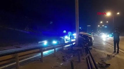 İSTANBUL-ATAŞEHİR TEM OTOYOLU'NDA OTOMOBİL BARİYERE ÇARPTI: 1 YARALI