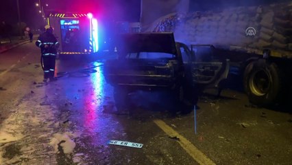 Yanan otomobildeki 3 kişi yaralandı