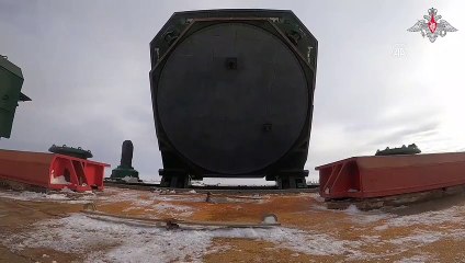 Dünya diken üstünde! Rusya ''yenilmez'' silahıyla gövde gösterisi yaptı