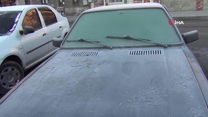 Kars'ta süs havuzları dondu, araçlar buz tuttu