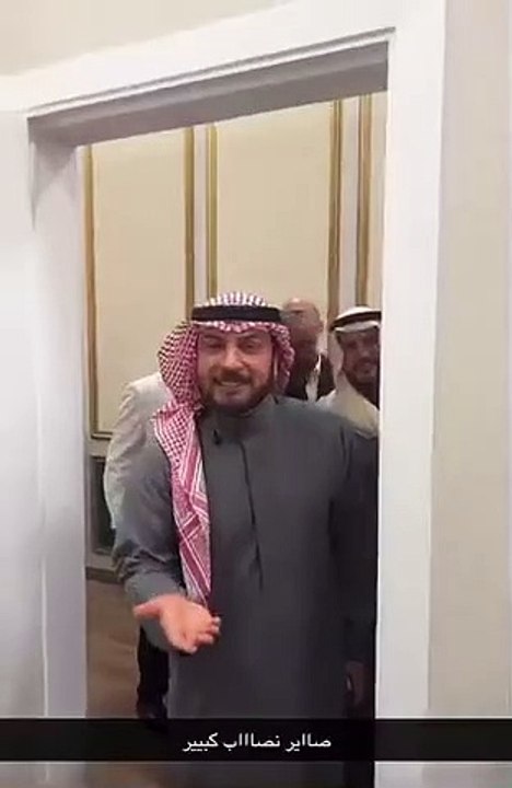 ماجد المهندس يمازح صديقه في كواليس حفله بموسم ا...
