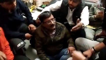 Kishangarh : छात्राओं से छेड़छाड़ पर प्राचार्य से मारपीट, कान पकड़ माफी मांगते नजर आए