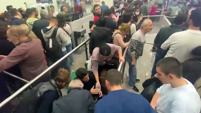 'iPhone' izdihamı: Makas açılınca vatandaş Sarp Sınır Kapısı'na koştu