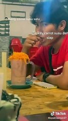 LELAKI INI ORDER AIR MINUMAN CARROT SUSU TAPI RESTOREN INI BAGI CARROT SUSU YANG TERLEBIH ISTIMEWA
