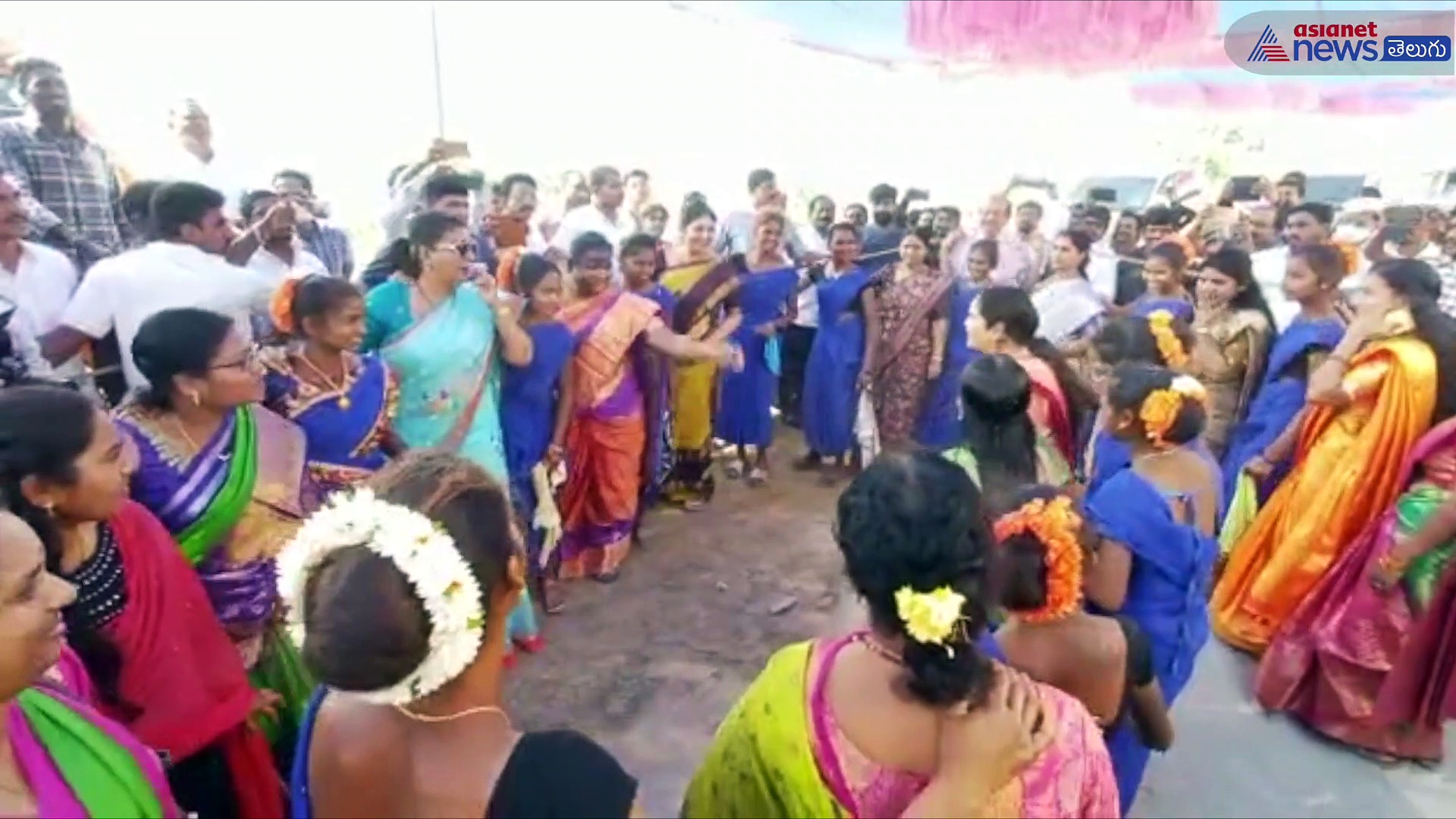 ఆంధ్రా ఊటీ లంబసింగిలో మంత్రి రోజా... గిరిజన మహిళలతో అదిరే స్టెప్పులు 