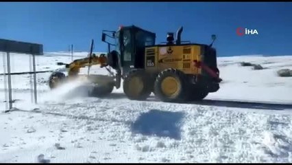 Bayburt'ta aracıyla karda mahsur kalan 2 kişi kurtarıldı