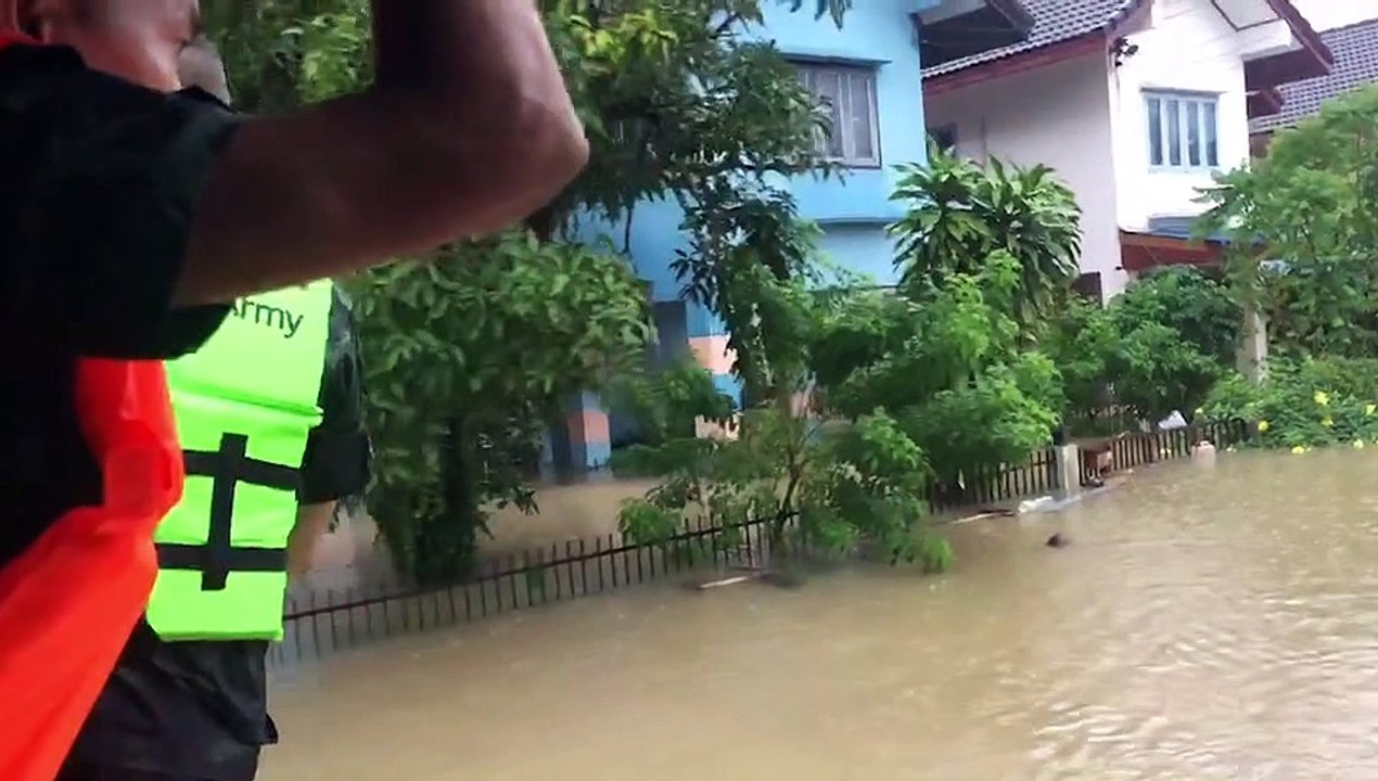 แม่ทัพภาคที่ 4 นำทหารอพยพผู้ประสบภัยน้ำท่วมพื้นที่อ.หาดใหญ่