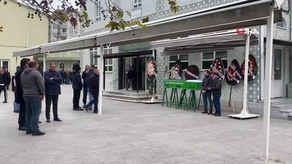 17 yaşındaki kızı tarafından göğsünden bıçaklanarak öldürülen baba toprağa verildi