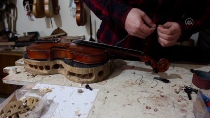 Eski taksici yaptığı kemanla İtalya'daki yarışmaya hazırlanıyor