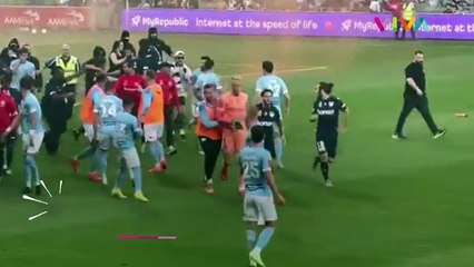 DERBI PANAS! Suporter Ngamuk Hantam Kepala Kiper Gegara Ini