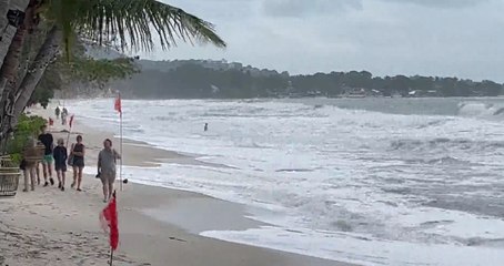 สุราษฎร์ธานี ปักธงแดงริมชายหาด เตือนห้ามลงเล่นน้ำทะเลในช่วงนี้