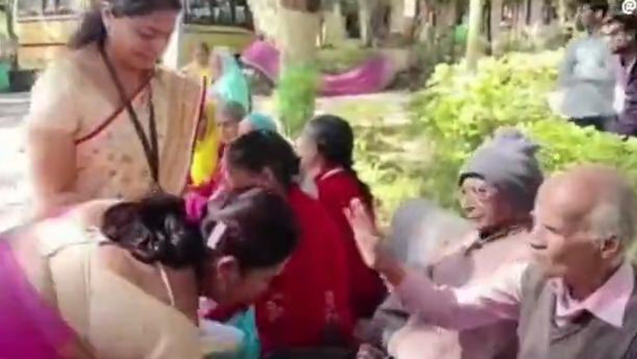 छिंदवाड़ा: बच्चों व शिक्षकों ने पेश की अनोखी मि...