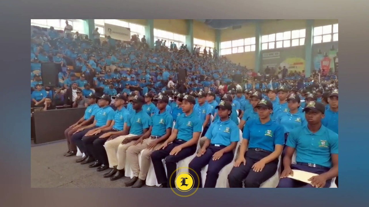 LUIS ABINADER ENCABEZA GRADUACIÓN DE 1275 VOLUNTARIOS