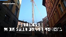 Bologna, in due sulla gru per protesta