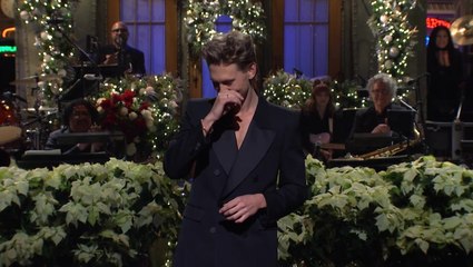 Austin Butler gets emotional dedicating SNL show to his late mother