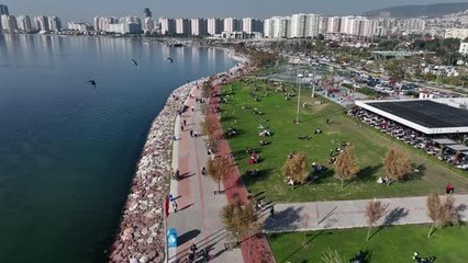 İzmirliler sıcak havada sahilleri doldurdu