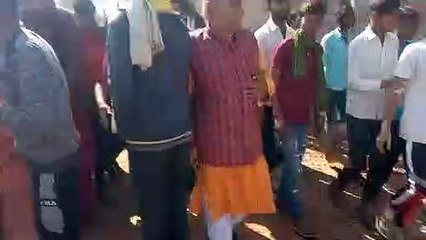 बिना सुरक्षा उपकरणों के कार्मिकों की मौत, मुआवजे को लेकर दिया धरना