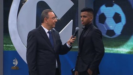 Download Video: Troféu Mesa Redonda Rodrygo é eleito a revelação do Campeonato Brasileiro