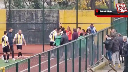 Zonguldak’ta tribünden sahaya inip golü vermeyen hakeme saldırdı