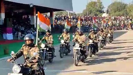 डॉग स्क्वॉड के प्रदर्शन ने दर्शकों को चौंकाया