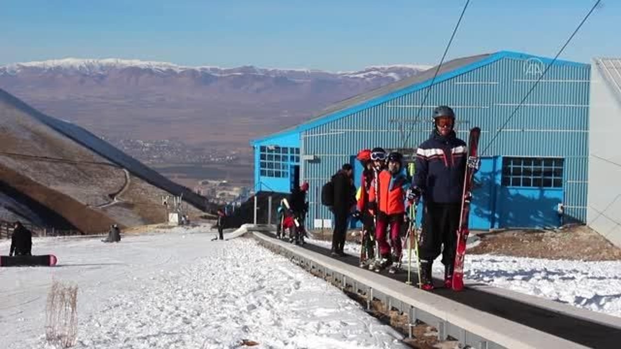 Palandöken Kayak Merkezi'nde hafta sonu yoğunluğu yaşanıyor