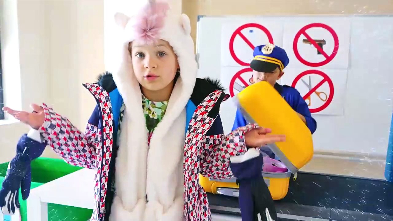Diana está aprendiendo las normas de conducta en el aeropuerto