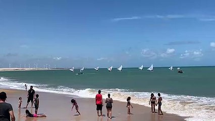 Praia do Pecém recebe competição de regatas decoradas por artistas do Brasil e do mundo