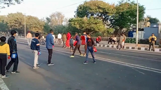 Humrah at KST: तालाब की पाल पर सुबह कलाकारों ने खोली आंखे- बाेले सावधानी हटी, दुर्घटना घटी