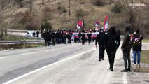 Des Serbes d'ultra-droite manifestent à la frontière du Kosovo