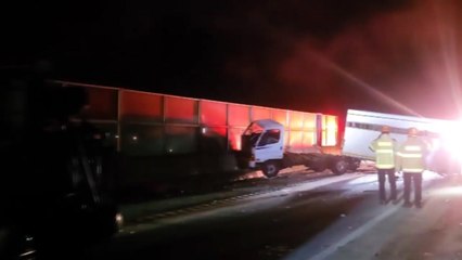 호남고속도로 하행선에서 화물차 추돌 사고...1명 경상 / YTN