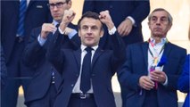 VOICI - Coupe du monde 2022 : Emmanuel Macron commet une faute de grammaire sur Twitter, les internautes ne le ratent pas