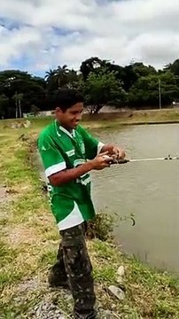 Pescador viraliza ao aparecer em vídeo onde pesca jacaré em lagoa; assista
