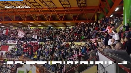 Unieuro Forlì, i tifosi celebrano la vittoria cantando 'Romagna Mia'